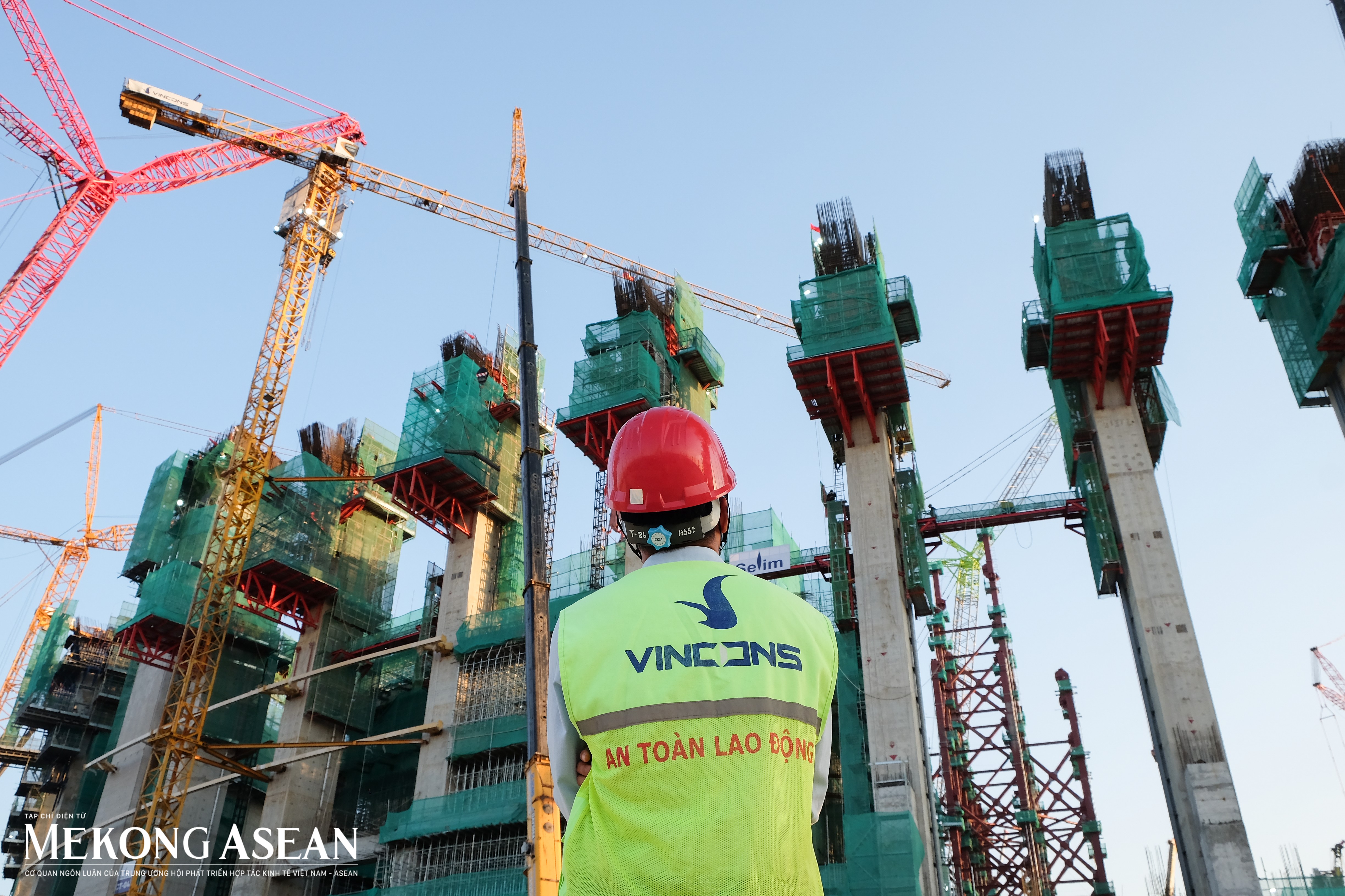 Bên trong công trường sân vận động lớn nhất thế giới ở Hà Nội