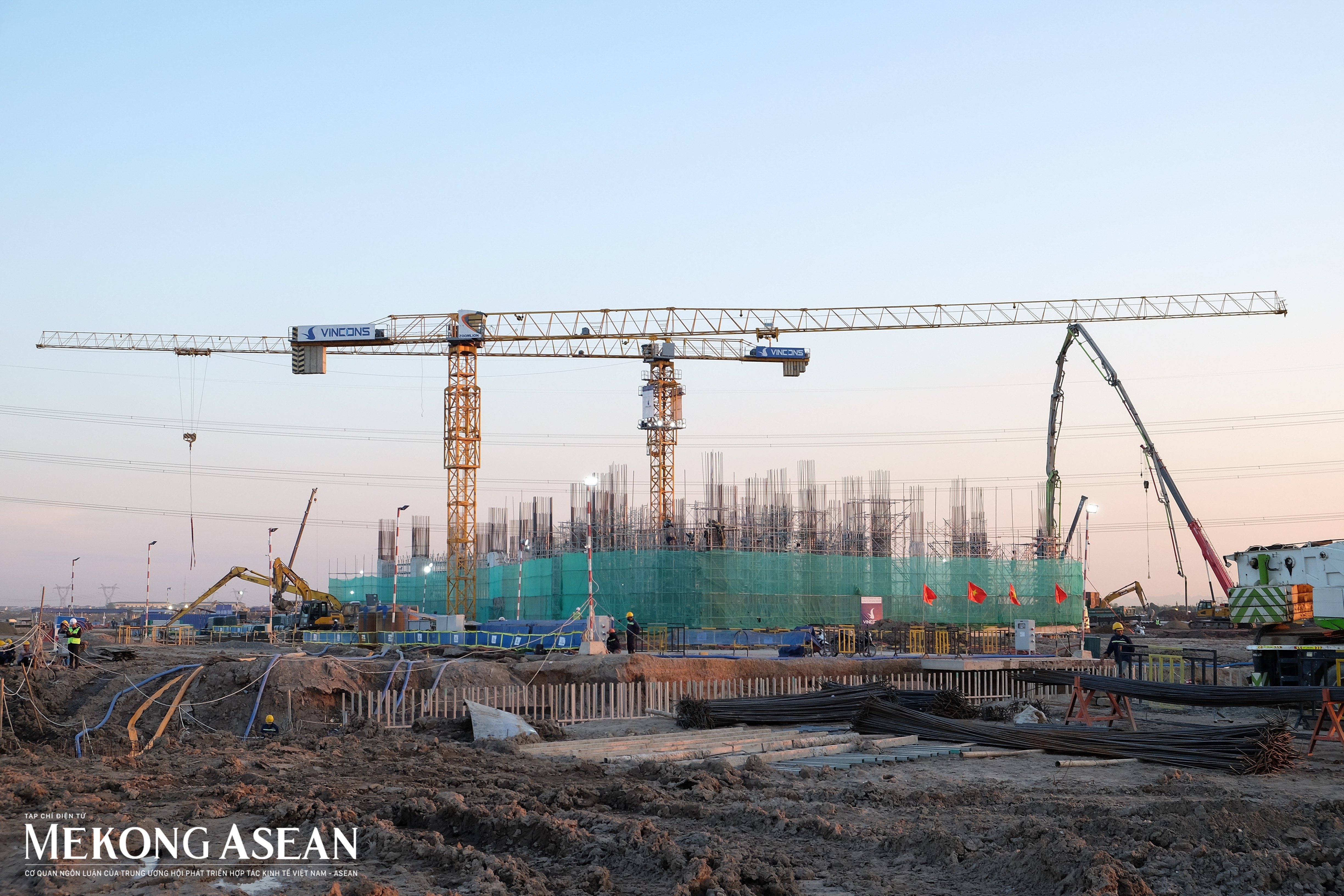 Bên trong công trường sân vận động lớn nhất thế giới ở Hà Nội