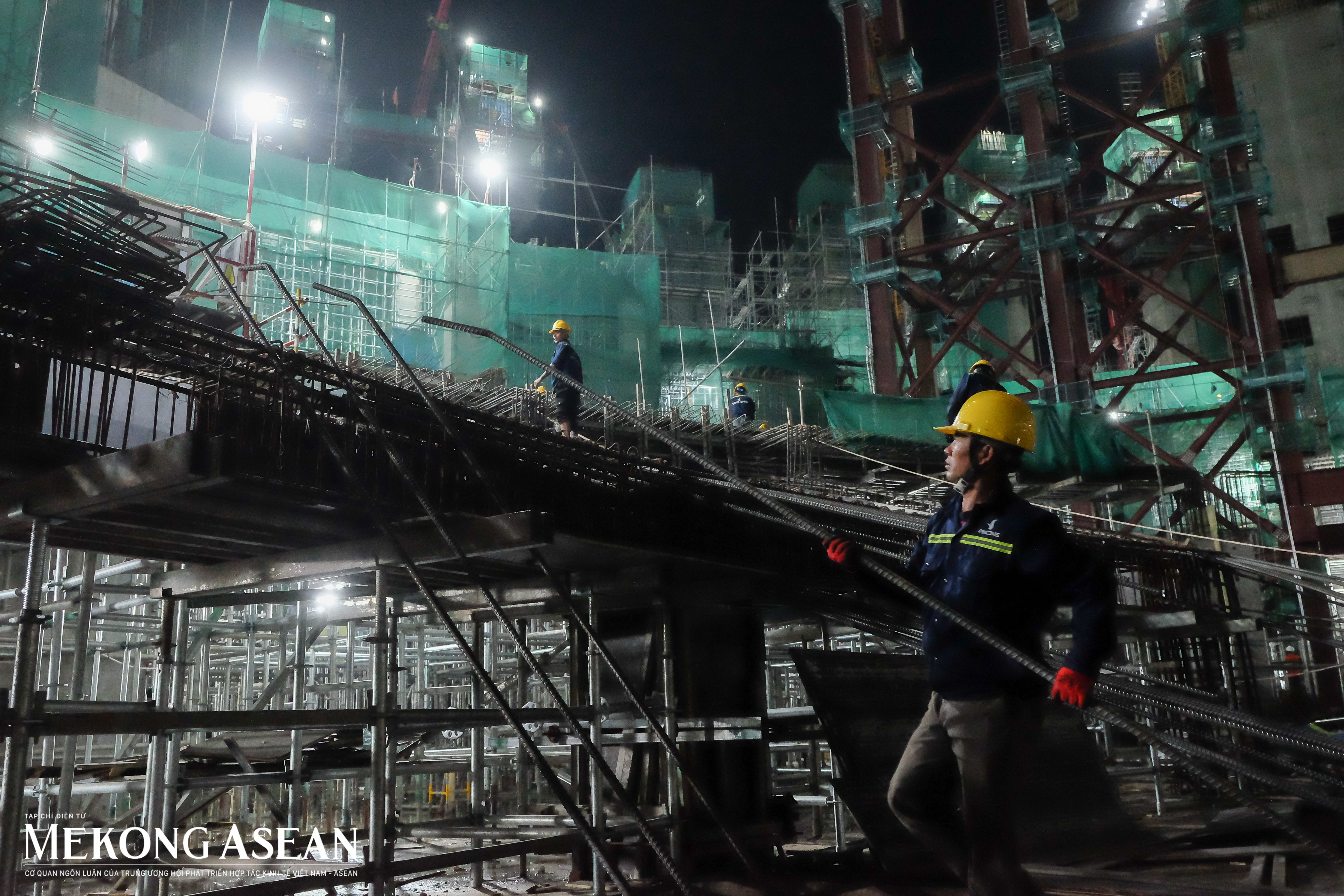 Bên trong công trường sân vận động lớn nhất thế giới ở Hà Nội