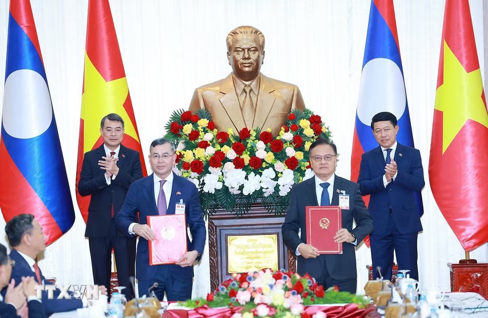 Thủ tướng Lê Minh Hưng và Thủ tướng Lào Saleumxay Kommasith chứng kiến trao Hiệp định hợp tác giữa Chính phủ hai nước trong lĩnh vực tài chính. Ảnh: Dương Giang/TTXVN