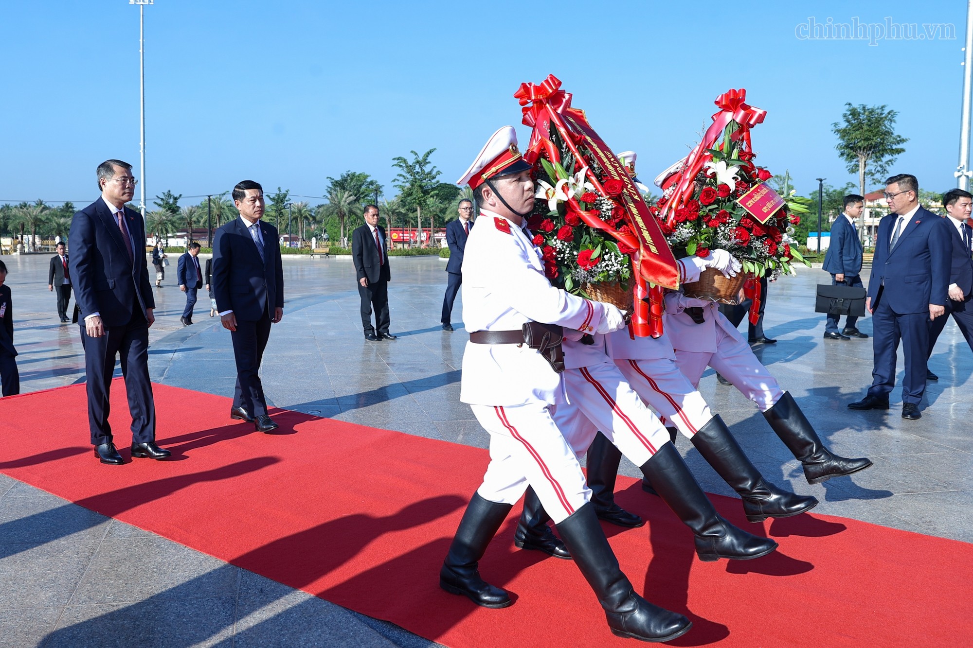 Hai Thủ tướng Việt, Lào dâng hoa tưởng niệm các lãnh tụ hai nước
