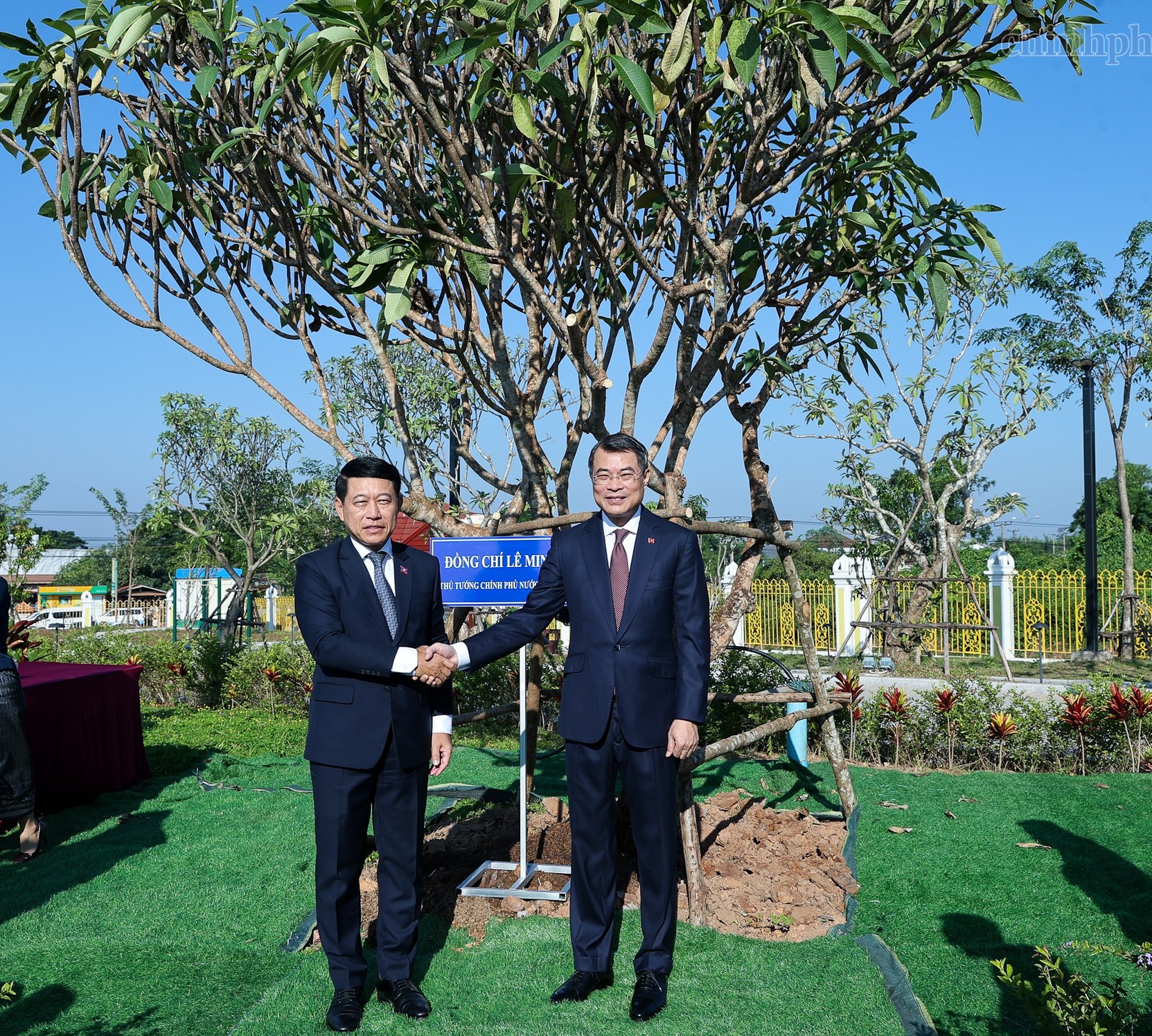 Hai Thủ tướng Việt, Lào dâng hoa tưởng niệm các lãnh tụ hai nước