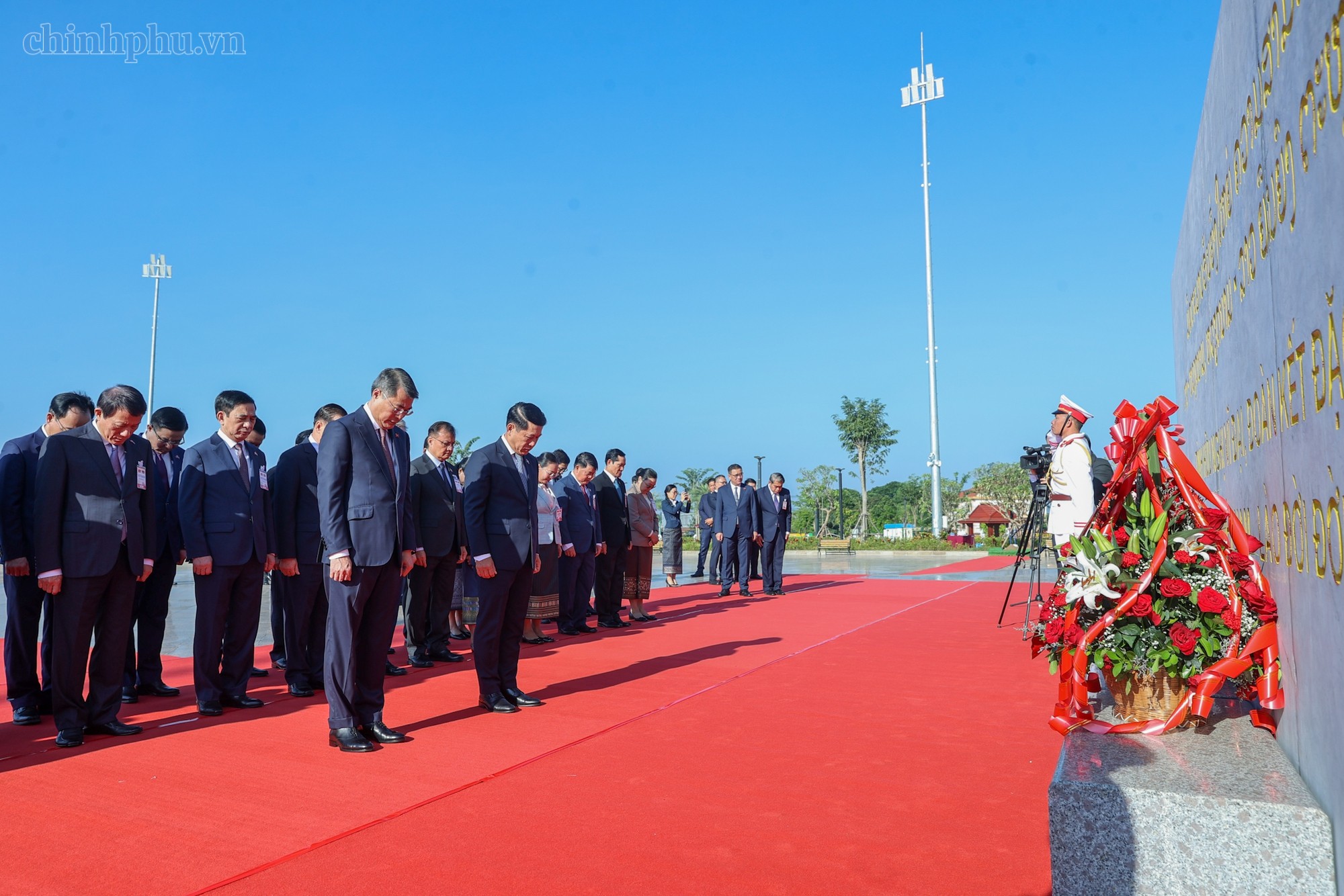 Hai Thủ tướng Việt, Lào dâng hoa tưởng niệm các lãnh tụ hai nước