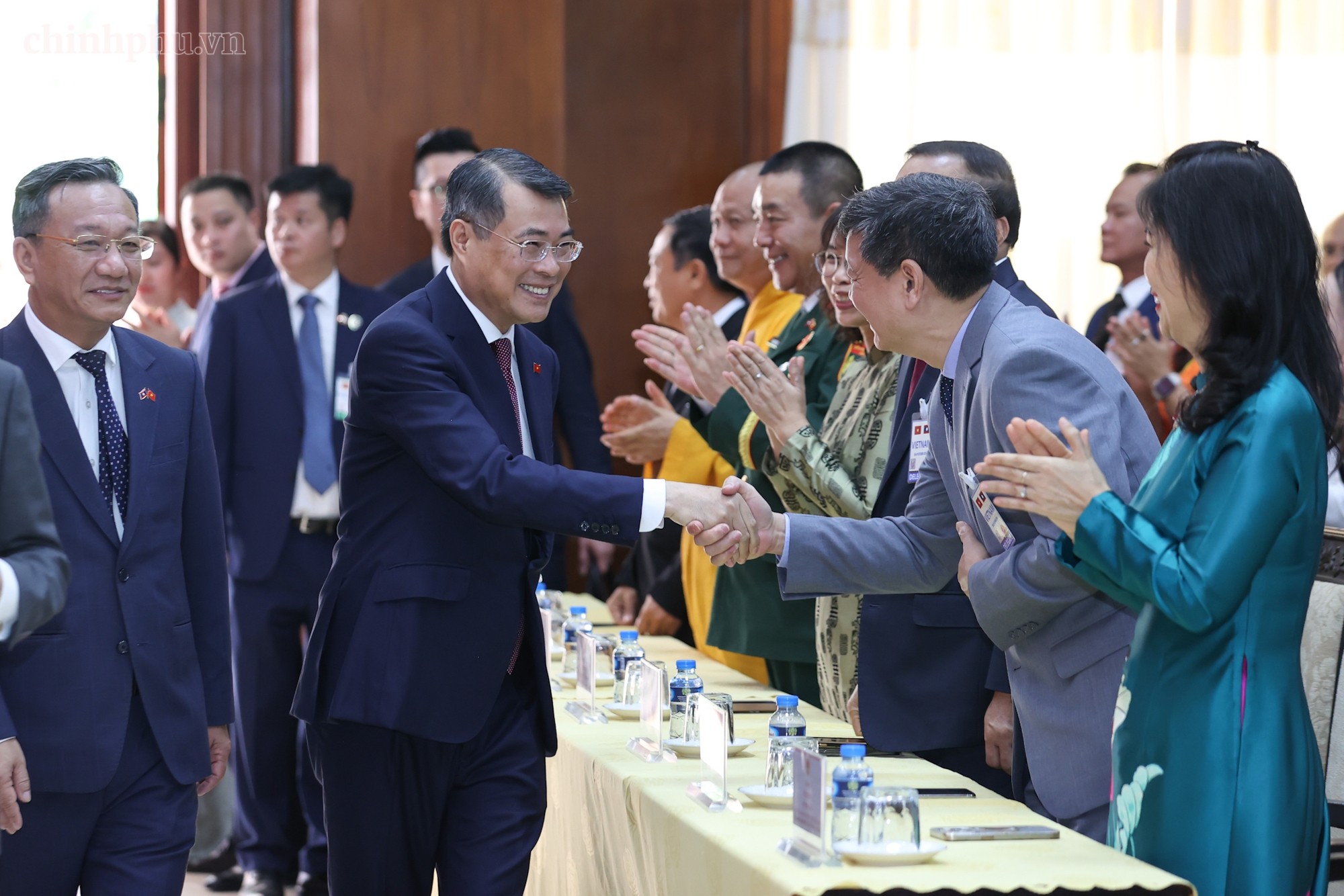 Thủ tướng Lê Minh Hưng gặp gỡ cán bộ, nhân viên các cơ quan đại diện Việt Nam tại Lào, đại diện các hội đoàn và cộng đồng người Việt Nam đang sinh sống, học tập, làm việc tại Thủ đô Vientiane. Ảnh: VGP.