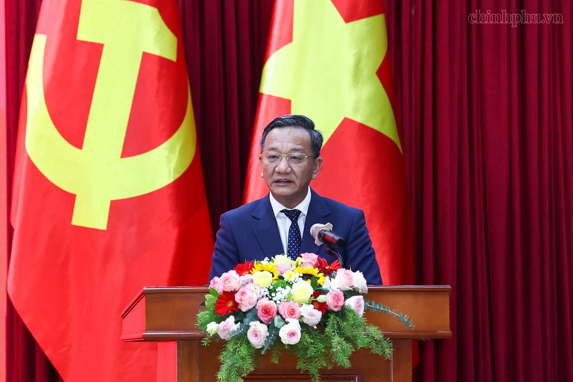Đại sứ Việt Nam tại Lào Nguyễn Minh Tâm báo cáo. Ảnh: VGP.