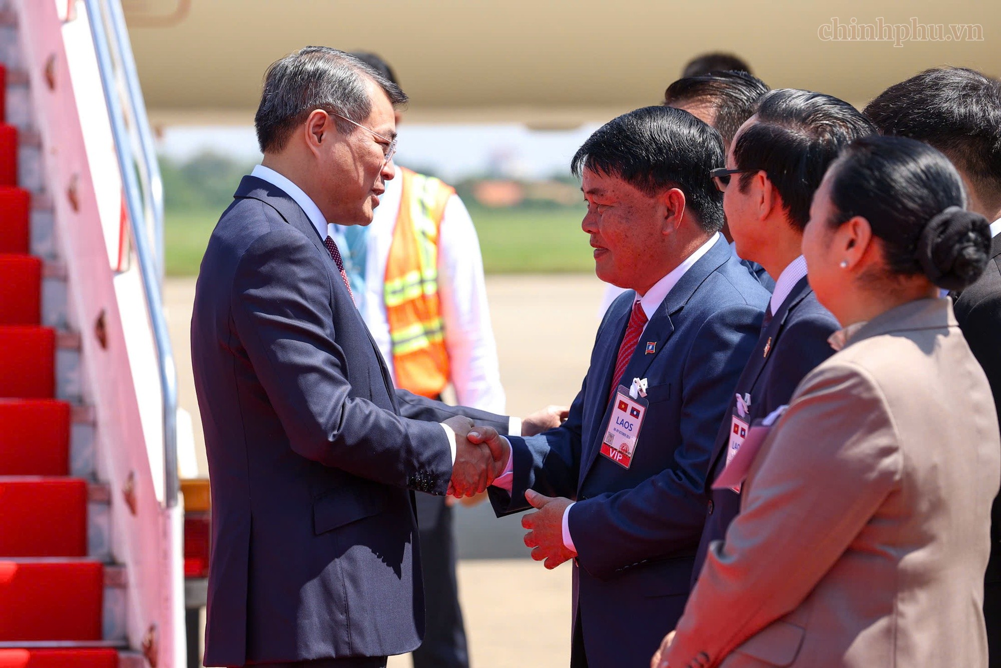 Lễ tiễn Thủ tướng và đoàn đại biểu cấp cao Việt Nam rời Thủ đô Vientiane. Ảnh: VGP.
