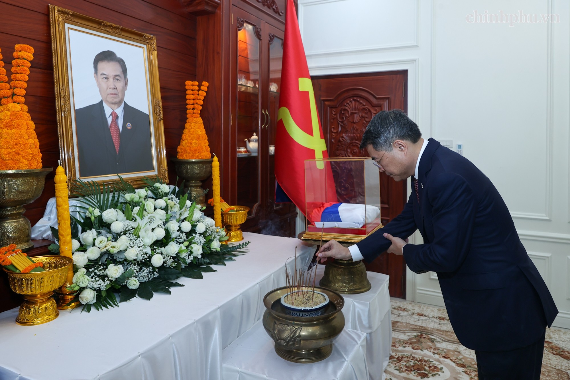 Hai Thủ tướng Việt, Lào dâng hoa tưởng niệm các lãnh tụ hai nước