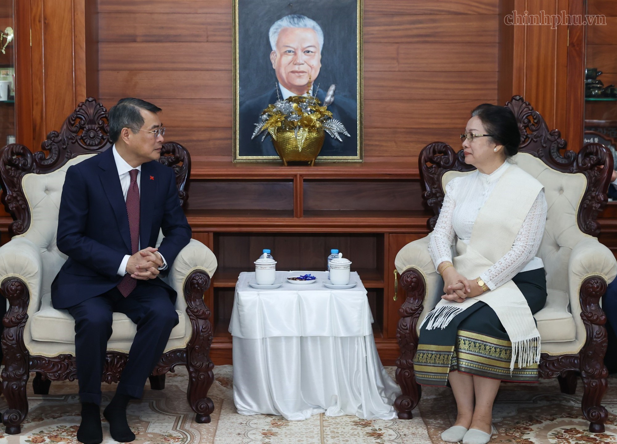 Hai Thủ tướng Việt, Lào dâng hoa tưởng niệm các lãnh tụ hai nước