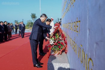 Hai Thủ tướng Việt, Lào dâng hoa tưởng niệm các lãnh tụ hai nước