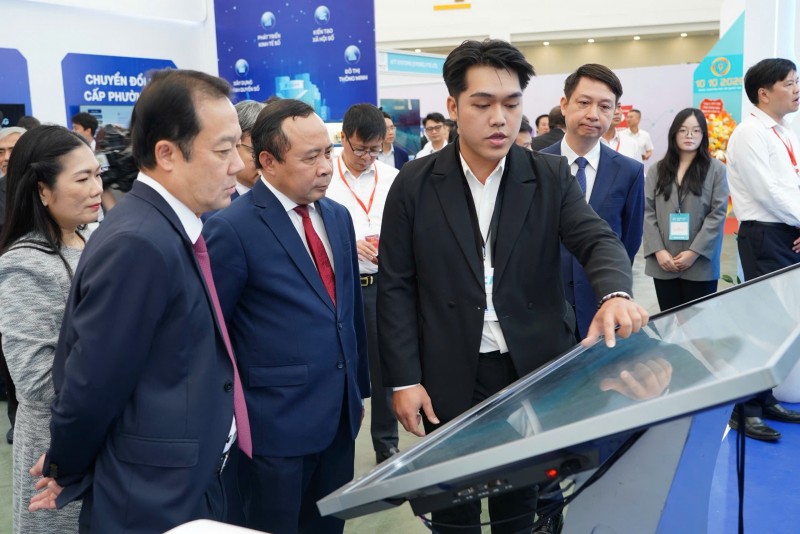 Bộ trưởng Bộ KH&CN Vũ Hải Quân và các đại biểu tham quan không gian triển lãm trong khuôn khổ Ngày Chuyển đổi số quốc gia năm 2026