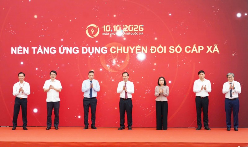 Thứ trưởng Bộ KH&CN Phạm Đức Long cùng các đại biểu thực hiện nghi thức bấm nút ra mắt nền tảng ứng dụng chuyển đổi chỗ cấp xã