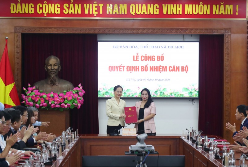 Với Cục Thông tin điện tử và Chuyển đổi số, tại Quyết định số 2675/QĐ-BVHTTDL, bà Nguyễn Thị Hoàng Lan, Giám đốc Trung tâm Chuyển đổi số Văn hoá, Thể thao và Du lịch giữ chức Cục trưởng