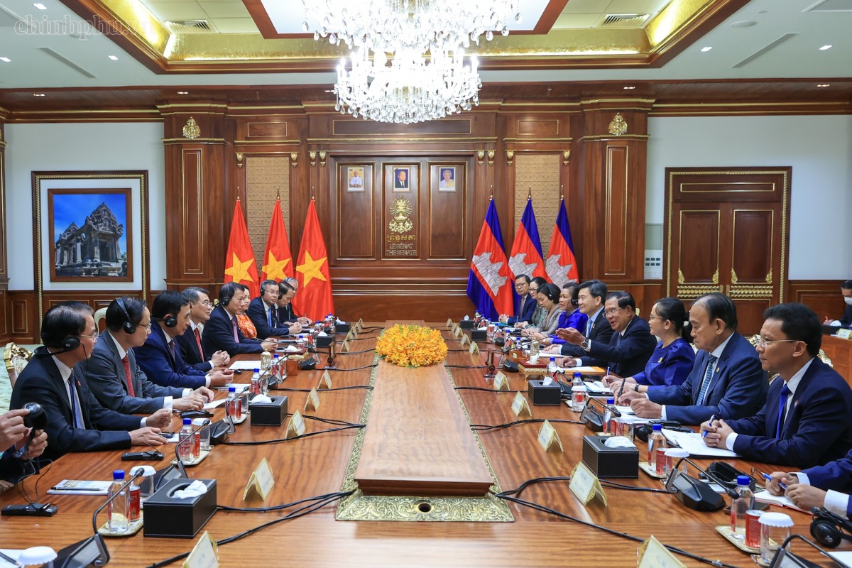 Hai bên nhất trí thúc đẩy gắn kết kinh tế, phát triển cửa khẩu và cơ sở hạ tầng biên giới, gia tăng đầu tư của Việt Nam vào Campuchia. Ảnh: VGP