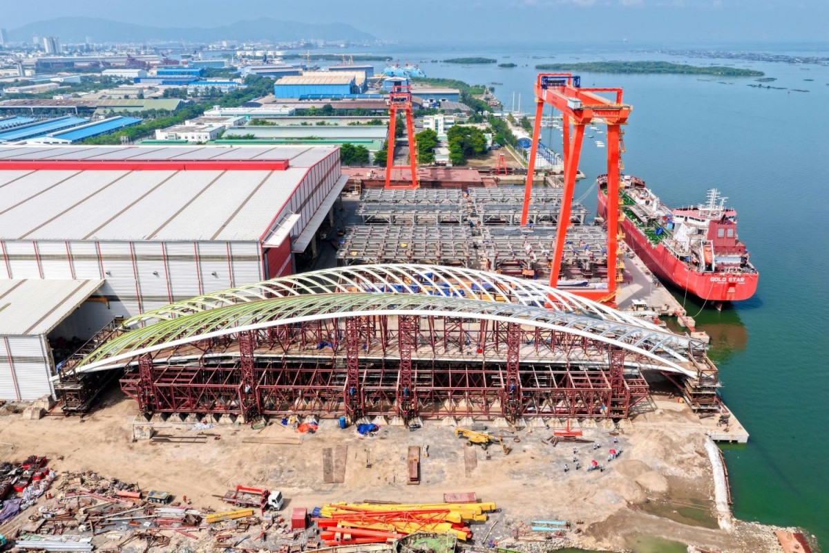 Cầu đi bộ qua sông Sài Gòn hoàn tất thử tải 3.400 tấn, chờ ngày hợp long