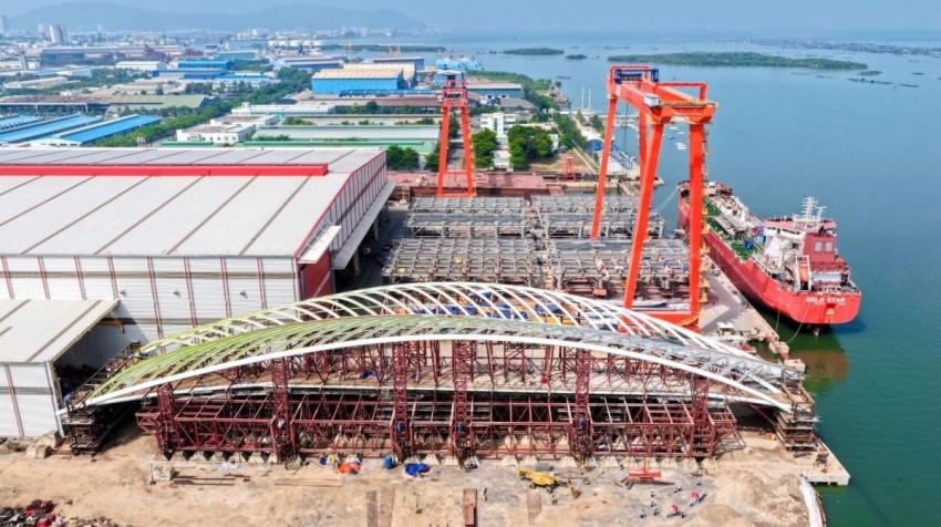 Cầu đi bộ qua sông Sài Gòn hoàn tất thử tải 3.400 tấn, chờ ngày hợp long