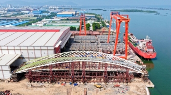Cầu đi bộ qua sông Sài Gòn hoàn tất thử tải 3.400 tấn, chờ ngày hợp long