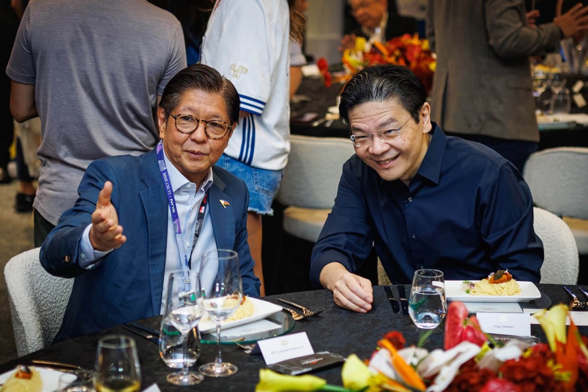 Tổng thống Philippines Ferdinand Marcos Jr (trái) và Thủ tướng Singapore Lawrence Wong tham dự chặng đua F1 Singapore Grand Prix ngày 11/10. Ảnh: Facebook/@Lawrence Wong﻿ (tài khoản Facebook của ông Wong)