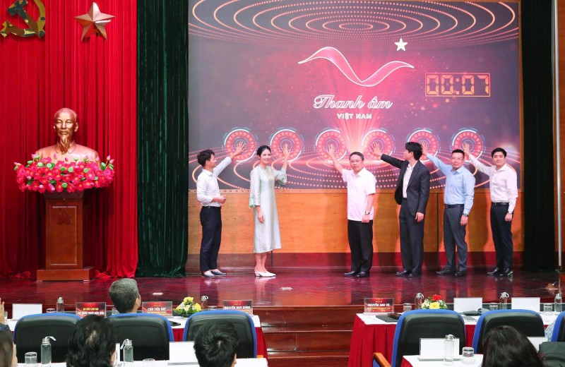 Các đại biểu thực hiện nghi nghi thức ấn nút phát động Chương trình.