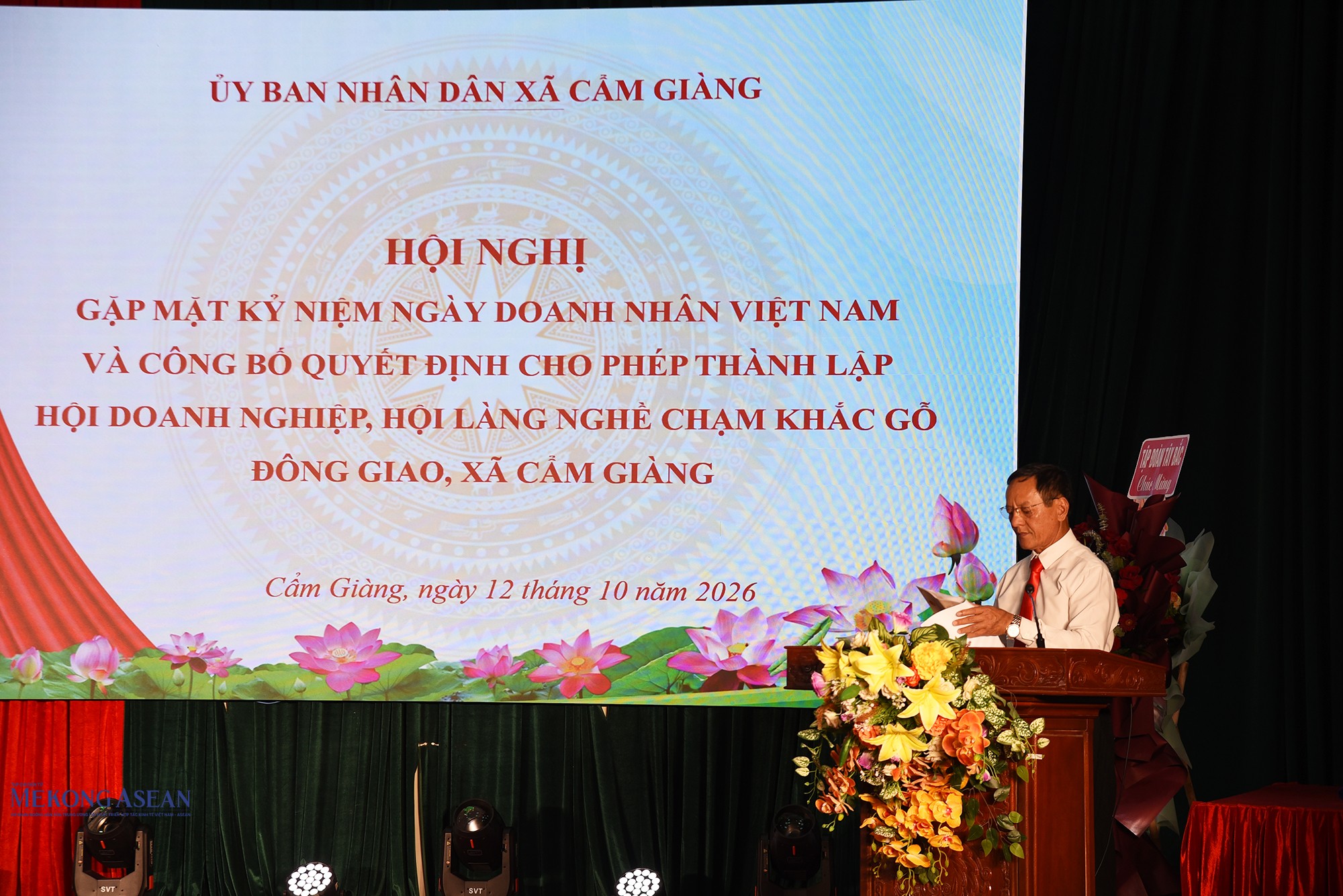 Đại diện doanh nghiệp báo cáo tình hình hoạt động của Ban vận động thành lập Hội Doanh nghiệp, Hội Làng nghề chạm khắc gỗ Đông Giao, xã Cẩm Giàng. Ảnh: Phùng Nguyện.