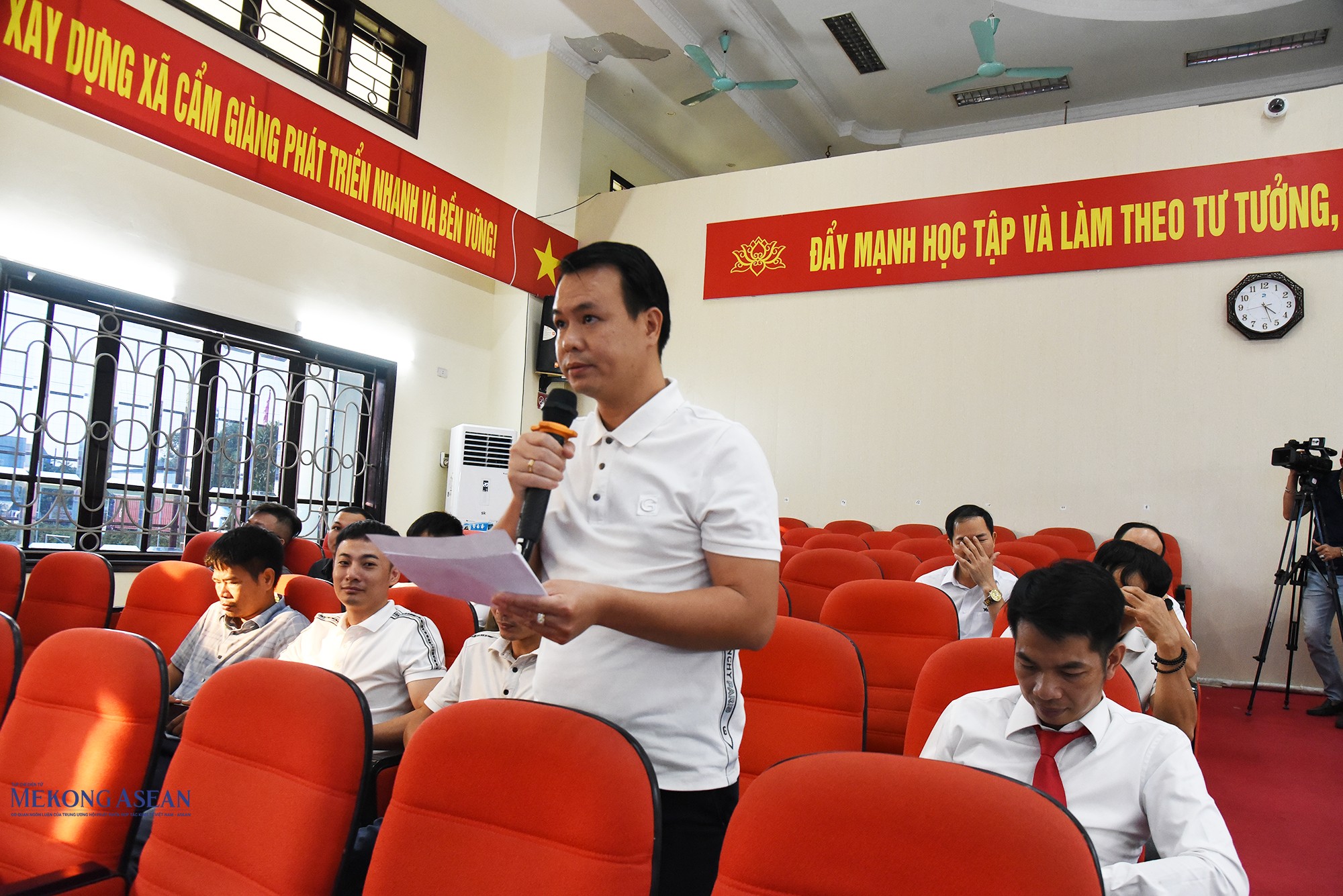 Doanh nghiệp trao đổi, đề xuất, kiến nghị và chia sẻ về khó khăn, vướng mắc tại hội nghị. Ảnh: Phùng Nguyện.