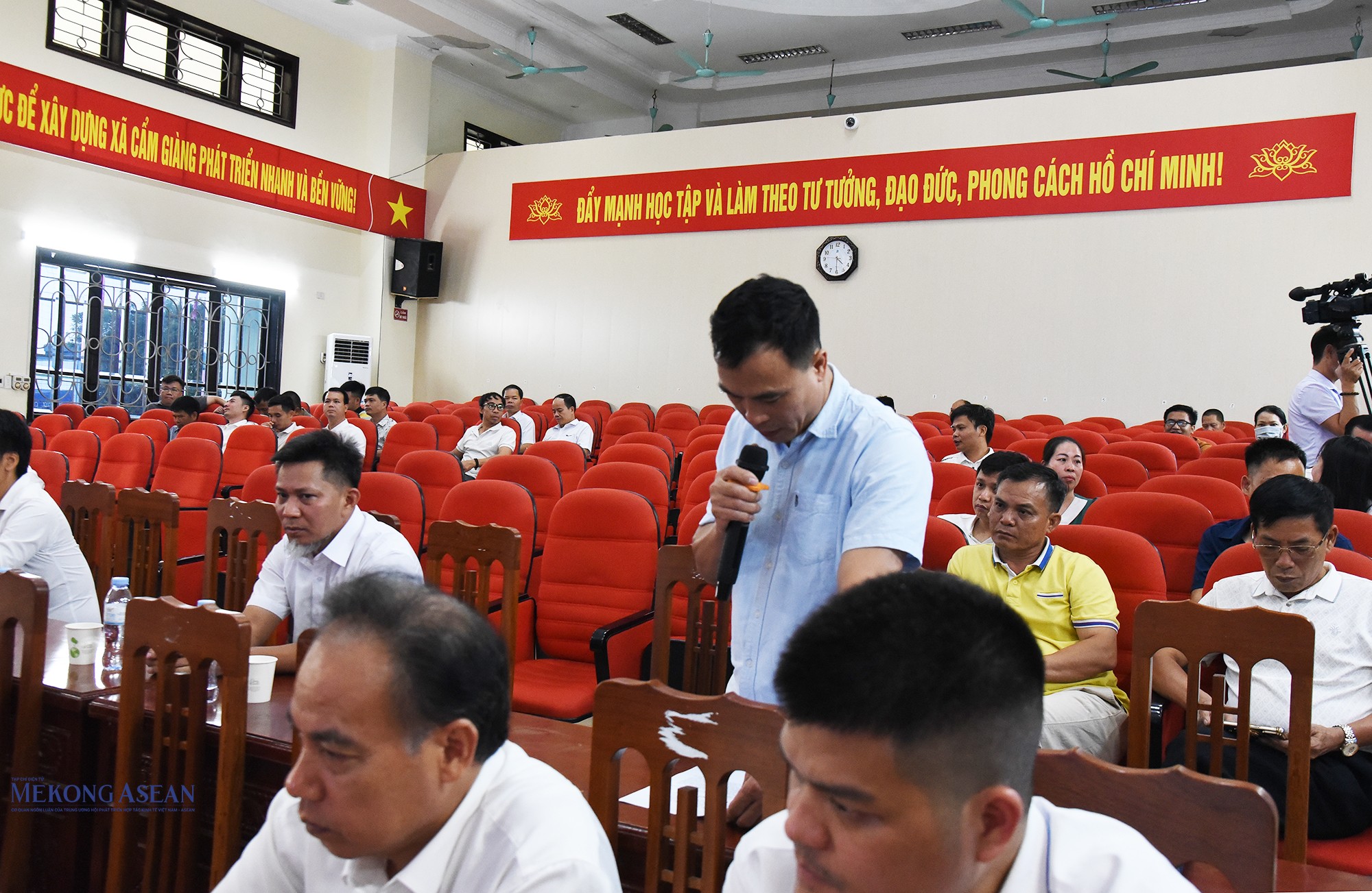 Cơ quan chuyên môn của UBND xã Cẩm Giàng trao đổi, giải đáp… tại hội nghị. Ảnh: Phùng Nguyện.