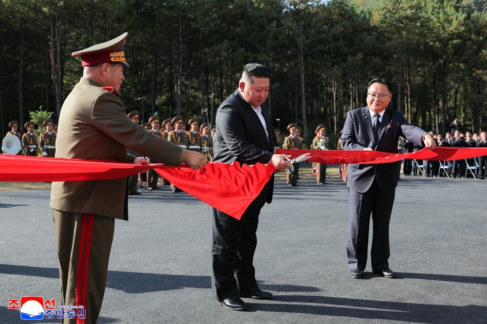 Nhà lãnh đạo Triều Tiên Kim Jong Un cắt băng khánh thành bảo thàng. Ảnh: KCNA