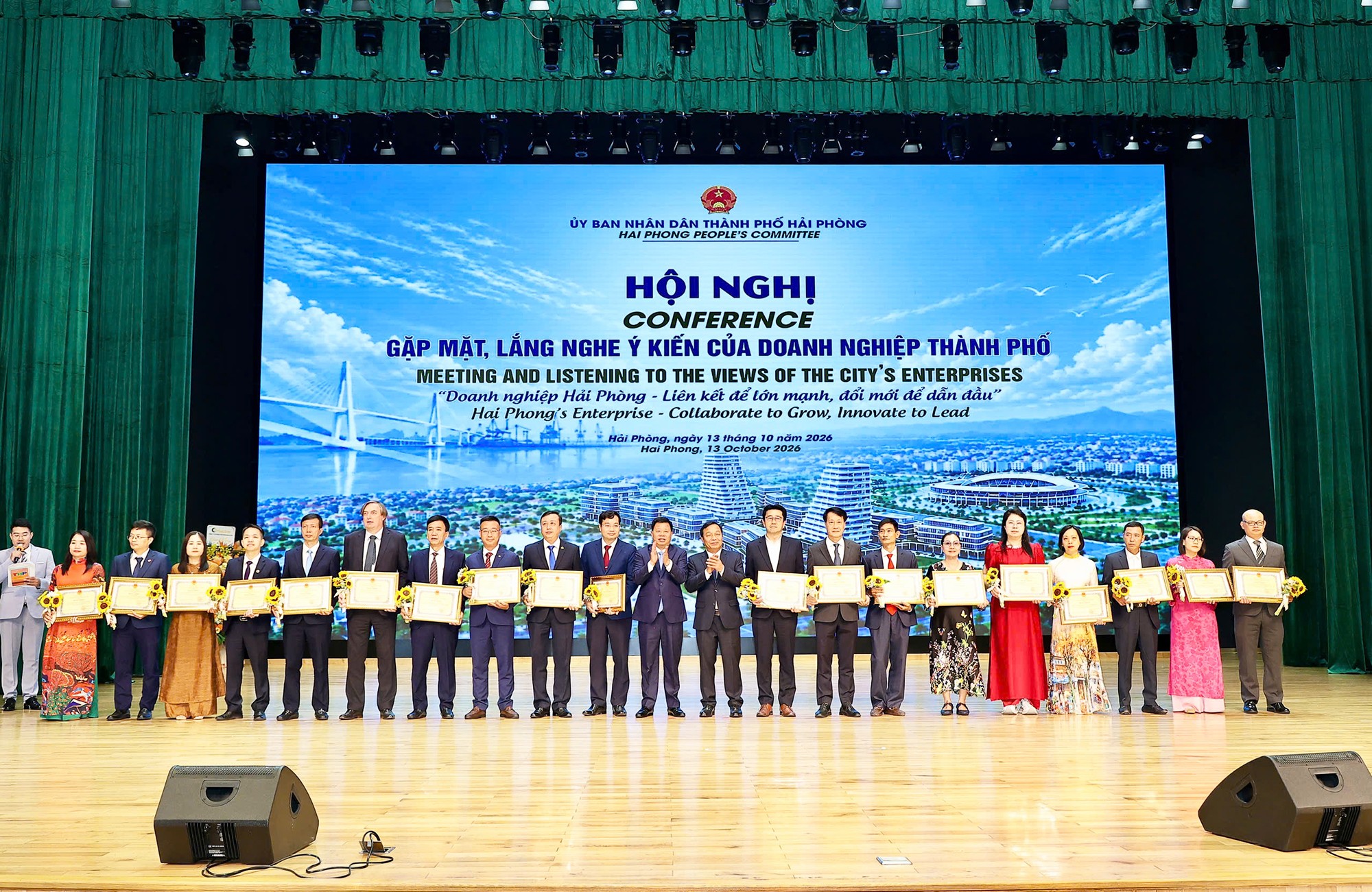 Lãnh đạo thành phố Hải Phòng trao bằng khen và tặng hoa chúc mừng các doanh nghiệp. Ảnh: Cổng TTĐT Hải Phòng.