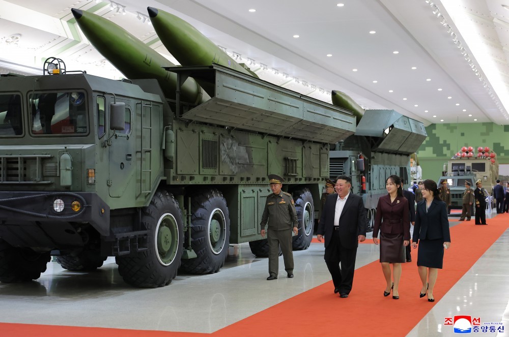 Nhà lãnh đạo Triều Tiên Kim Jong Un, con gái Kim Ju Ae (giữa) và Phu nhân Ri Sol Ju. Ảnh: KCNA