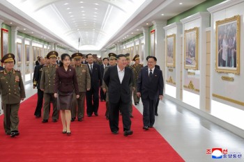 Ông Kim Jong Un cùng con gái khánh thành Bảo tàng Quốc phòng Triều Tiên
