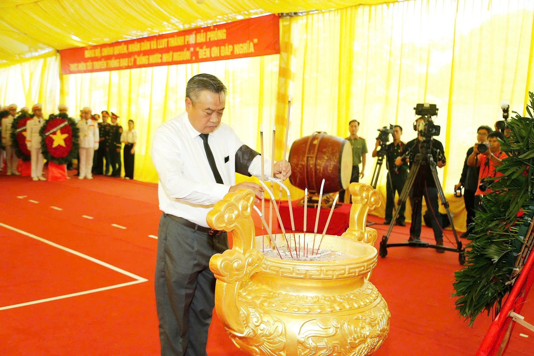 Ông Trần Sỹ Thanh, Ủy viên Bộ Chính trị, Bí thư Trung ương Đảng, Chủ nhiệm Ủy ban Kiểm tra Trung ương dâng hương tưởng niệm các liệt sĩ và đồng bào tử nạn. Nguồn: Báo và phát thanh, truyền hình Hải Phòng.