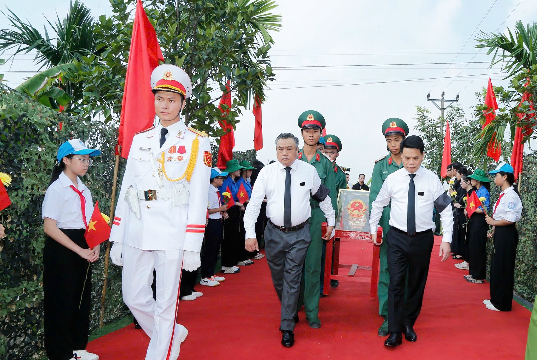 Lãnh đạo Ủy ban Kiểm tra Trung ương và lãnh đạo Thành phố Hải Phòng thực hiện nghi lễ an táng. Nguồn: Báo và phát thanh, truyền hình Hải Phòng.
