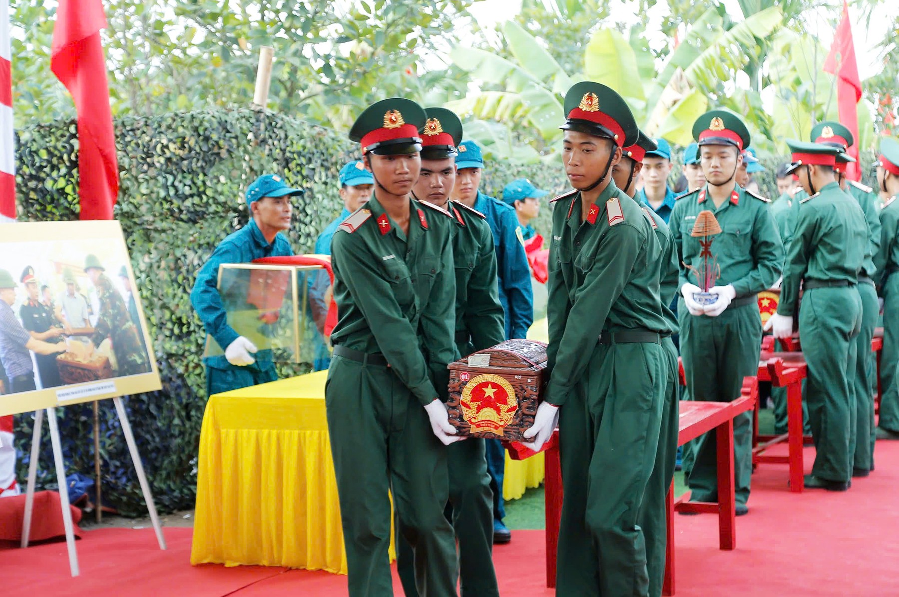 Lực lượng Quân đội thực hiện nghi lễ an táng hài cốt liệt sĩ, đồng bào tử nạn. Nguồn: Báo và phát thanh, truyền hình Hải Phòng.