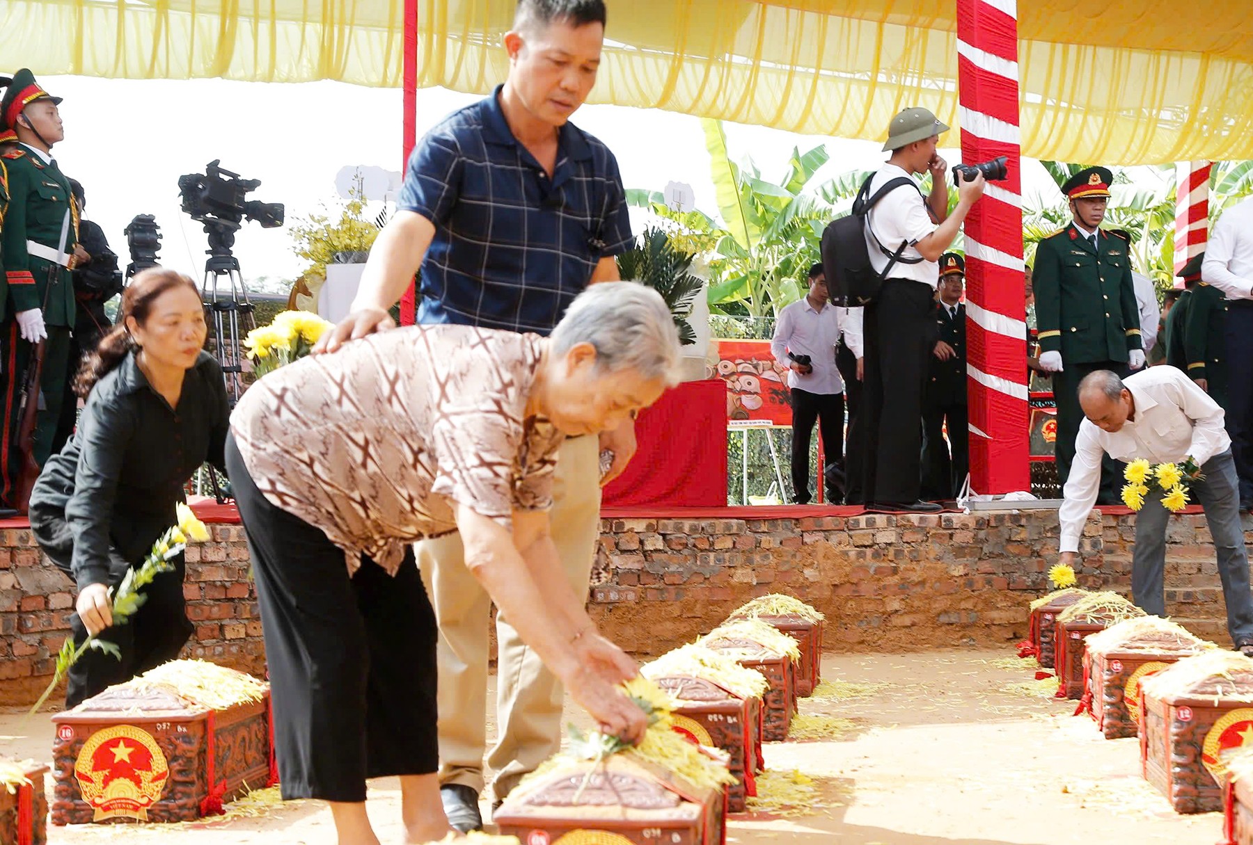 Trong không khí xúc động, người dân tiễn đưa, thể hiện lòng biết ơn đối với các liệt sĩ và đồng bào đã ngã xuống. Nguồn: Báo và phát thanh, truyền hình Hải Phòng.