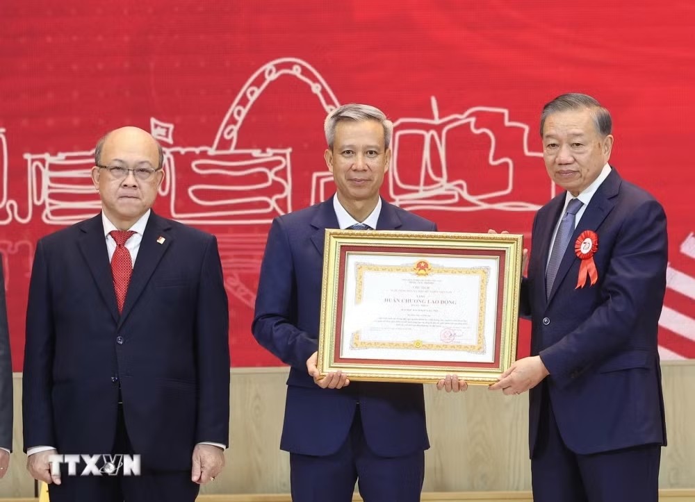 Tổng Bí thư, Chủ tịch nước Tô Lâm trao Huân chương Lao động hạng Nhất tặng Đại học Bách khoa Hà Nội - Ảnh: TTXVN