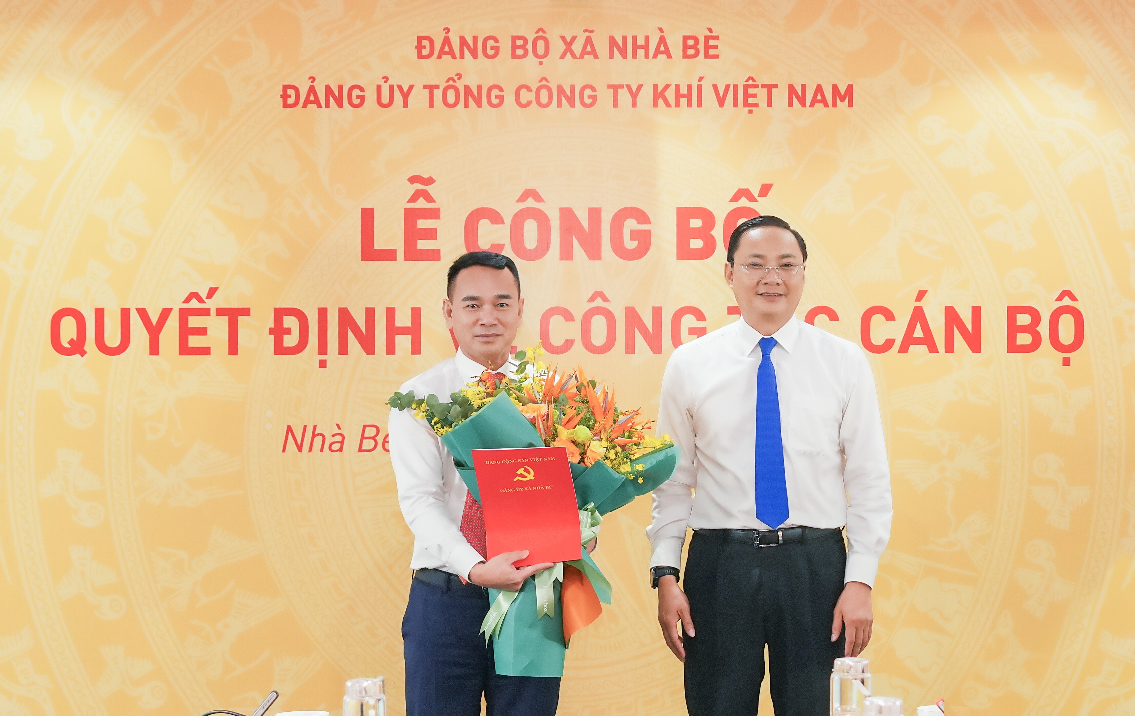 Ông Phan Ngọc Phúc, Bí thư Đảng ủy, Chủ tịch HĐND xã Nhà Bè trao Quyết định chỉ định giữ chức Phó Bí thư Đảng ủy PV GAS nhiệm kỳ 2025 – 2030 và tặng hoa chúc mừng ông Dương Trí Hội. Ảnh: PV GAS.