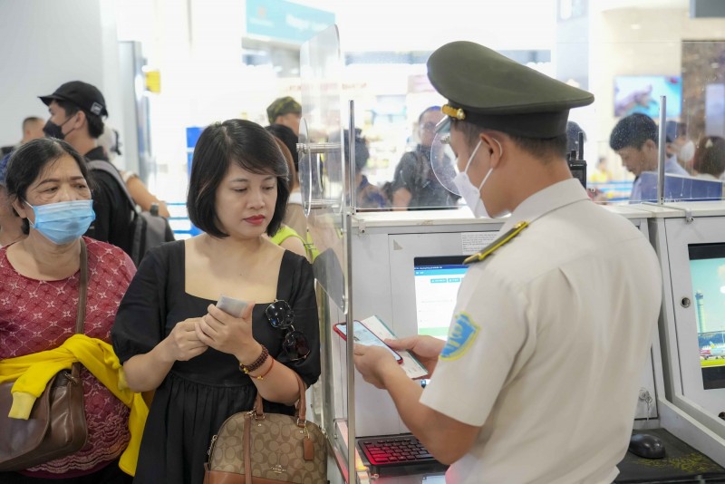 Hà Nội thí điểm kết nối VNeID với định danh điện tử ASEAN tại sân bay Nội Bài