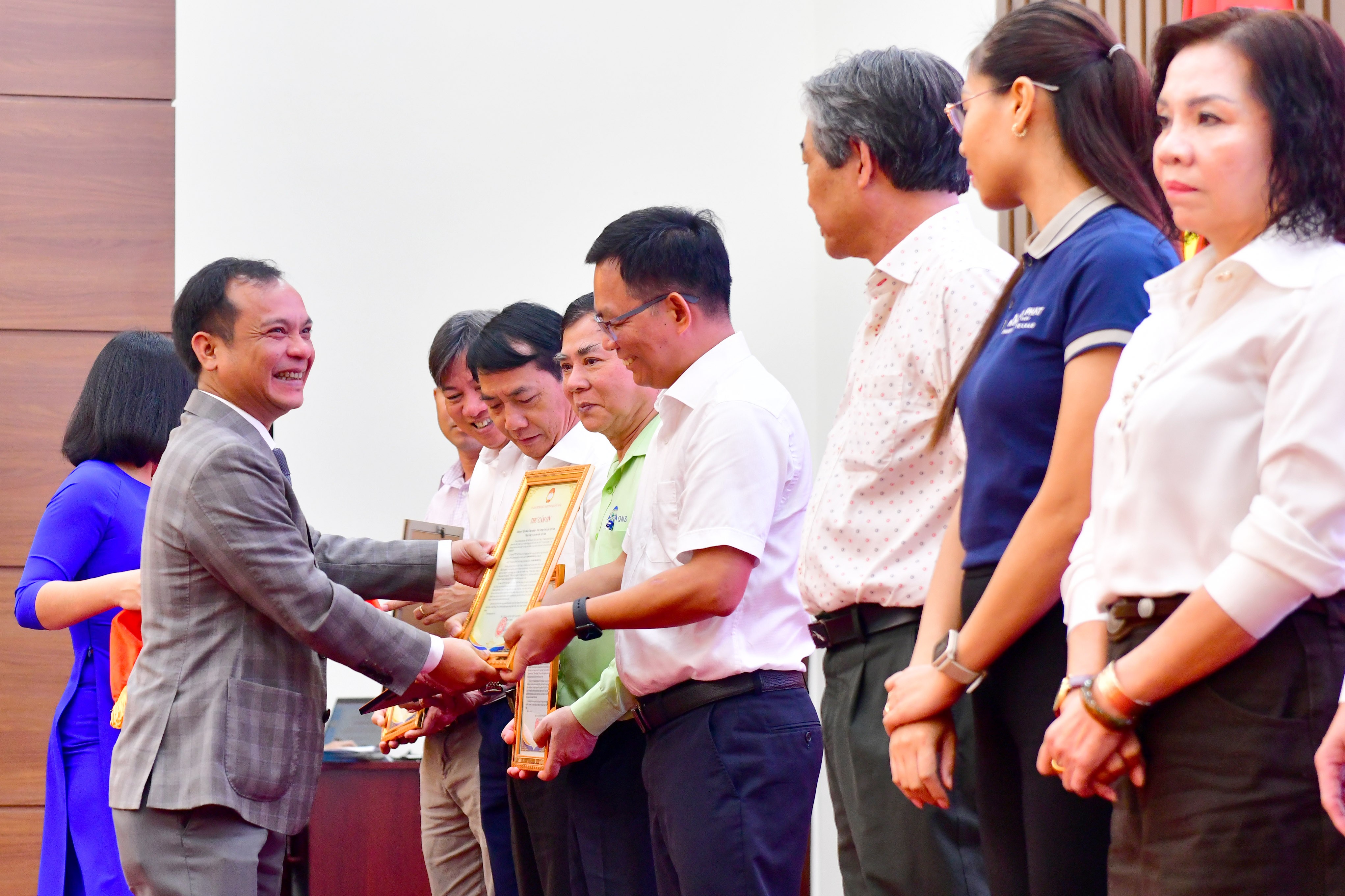 Phó Bí thư Thường trực Tỉnh ủy, Chủ tịch Uỷ ban MTTQ Việt Nam tỉnh Quảng Ngãi U Huấn trao thư cảm ơn BSR cho ông Cao Tuấn Sĩm, Giám đốc NMLD Dung Quất.
