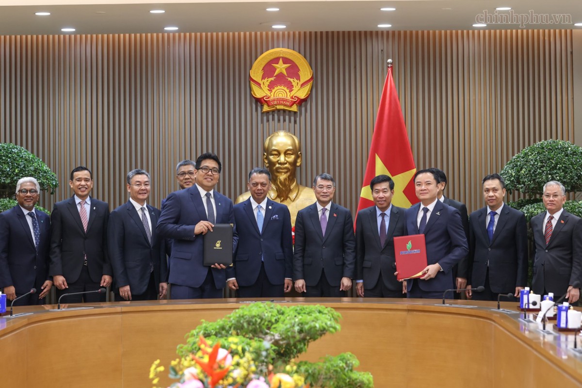 Thủ tướng Lê Minh Hưng chứng kiến trao Thỏa thuận Liên minh Chiến lược (SAA) giữa PETRONAS và Petrovietnam. Ảnh: VGP 