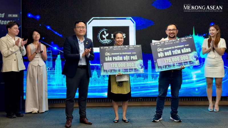 Đại diện IBAS và Real Bean Coffee được vinh danh tại Cuộc thi Doanh nhân trẻ sáng tạo 2026 ở hai hạng mục Đội ngũ tiềm năng và Sản phẩm đột phá.