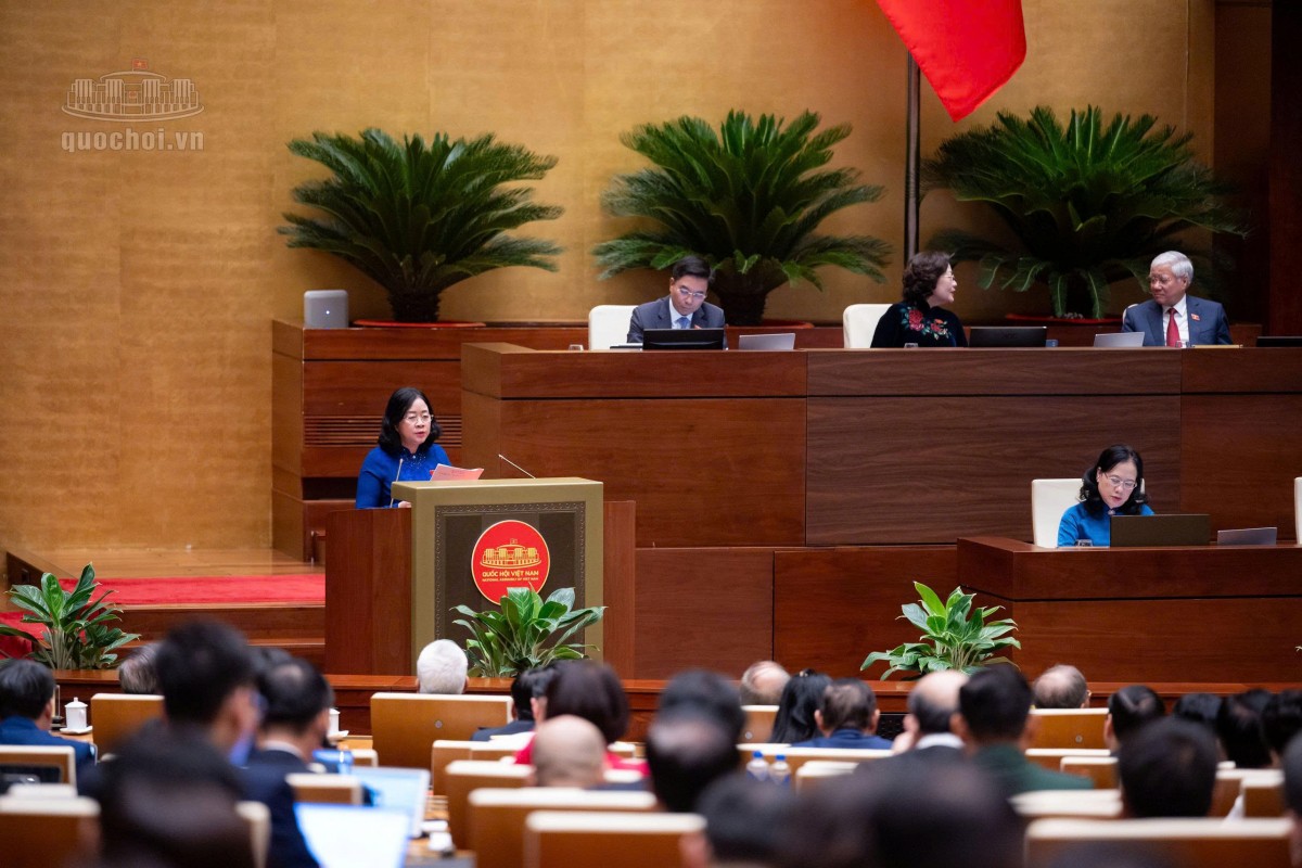 Chủ tịch Ủy ban Trung ương Mặt trận Tổ quốc Việt Nam Bùi Thị Minh Hoài trình bày Báo cáo tổng hợp ý kiến, kiến nghị của cử tri và Nhân dân gửi đến Kỳ họp thứ 2, Quốc hội khóa XVI