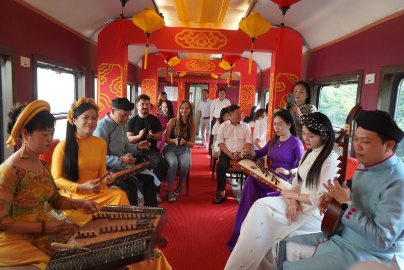 chuyến tàu kết nối di sản miền Trung Huế - Đà Nẵng mang đến cho du khách cơ hội khám phá cảnh quan thiên nhiên và văn hóa đặc trưng của khu vực