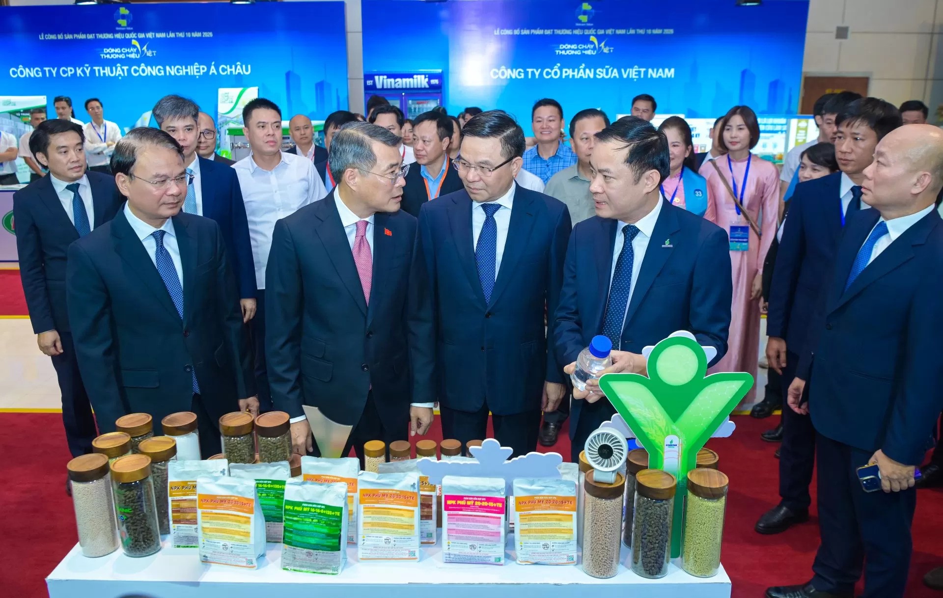 Chủ tịch HĐTV Petrovietnam Lê Ngọc Sơn giới thiệu với Thủ tướng Chính phủ Lê Minh Hưng về bộ sản phẩm Phú Mỹ tại gian trưng bày của PVFCCo - Phú Mỹ. Ảnh: VGP.