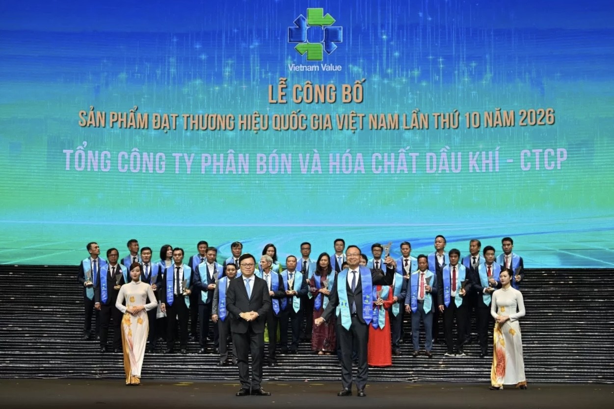 Tổng giám đốc Phan Công Thành đại diện PVFCCo-Phú Mỹ nhận vinh danh tại Lễ công bố