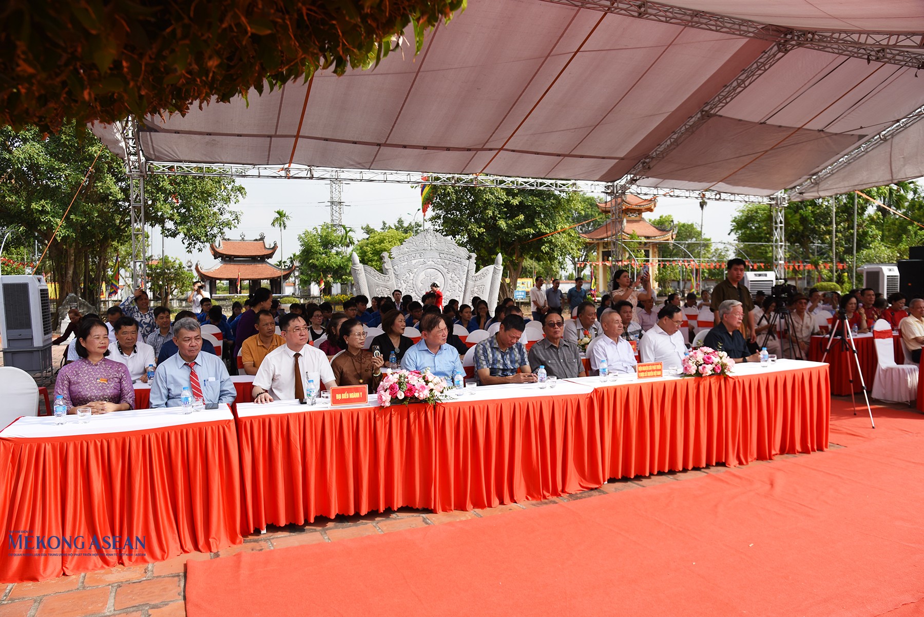 Các đại biểu, người dân và du khách dự buổi lễ. Ảnh: Phùng Nguyện.