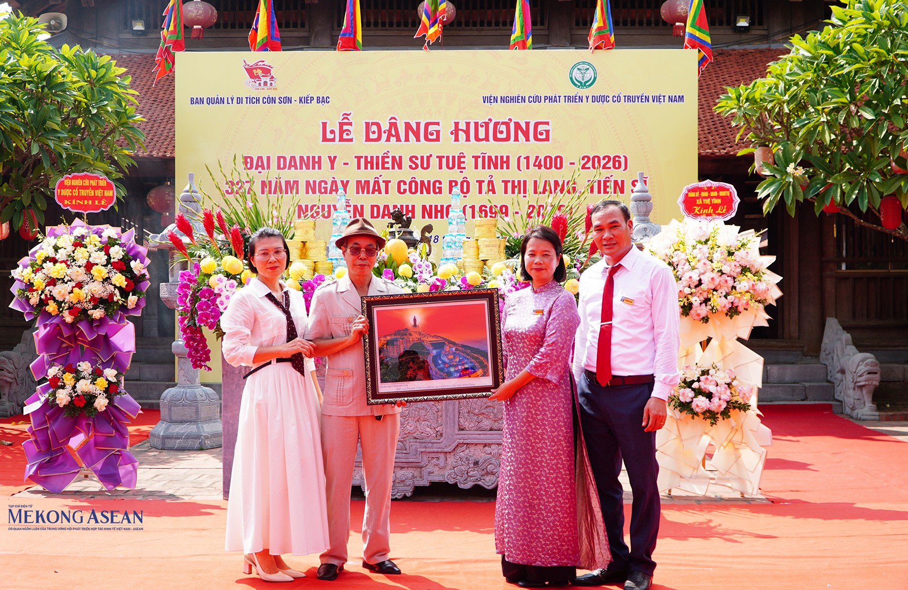 Nhiếp ảnh gia, Kỷ lục gia Vũ Hải trao bức tranh tượng Phật tặng Ban Quản lý di tích Côn Sơn - Kiếp Bạc. Ảnh: Tuấn Anh.
