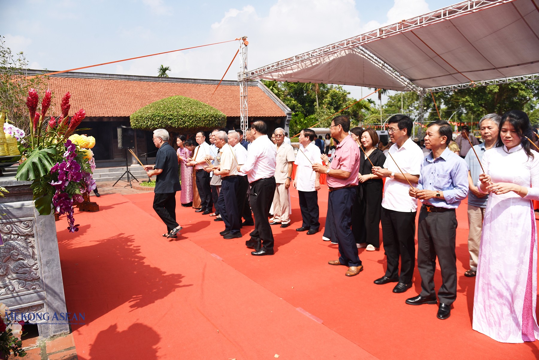 Các đại biểu dâng hương. Ảnh: Phùng Nguyện.