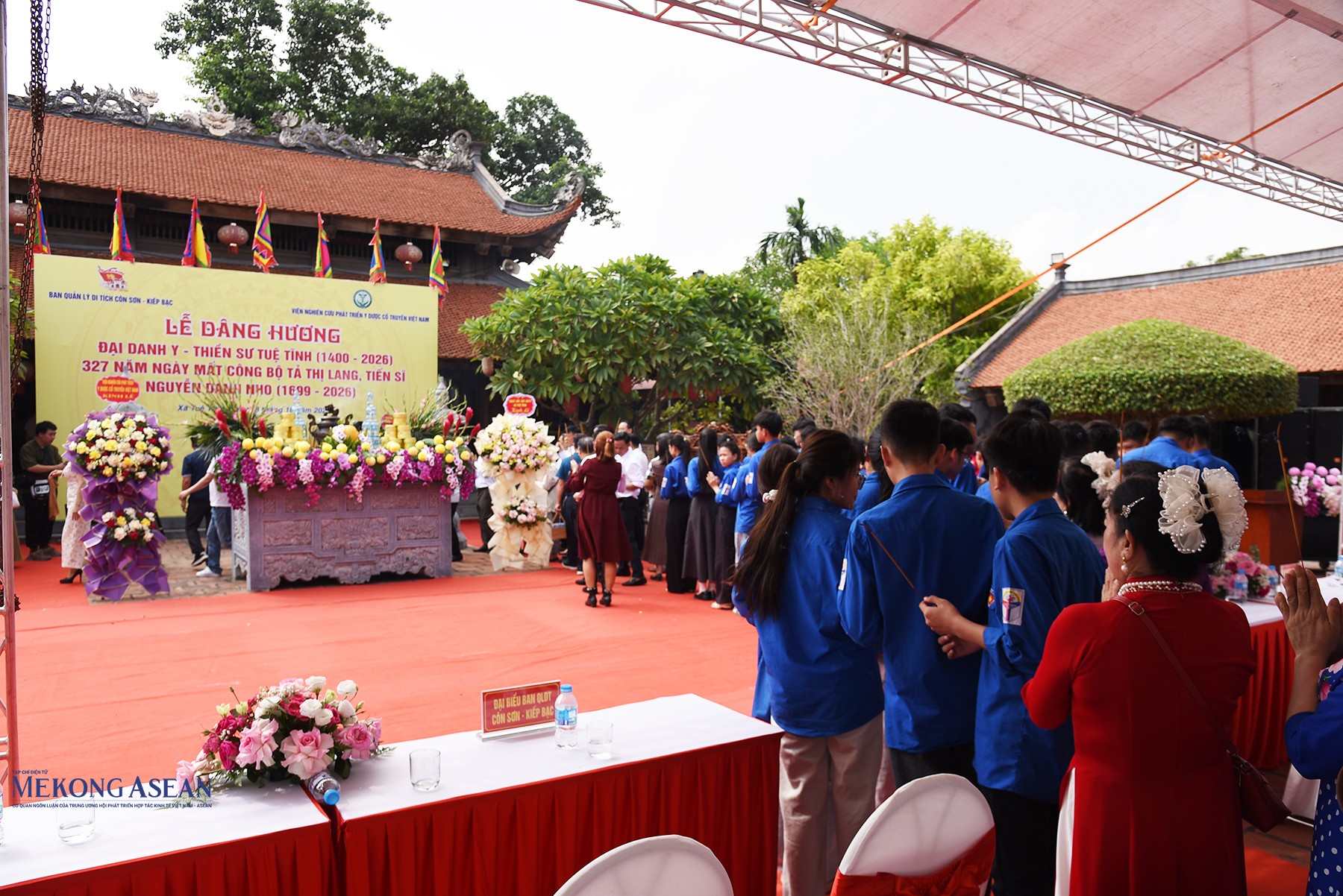 Người dân và du khách dâng hương. Ảnh: Phùng Nguyện.