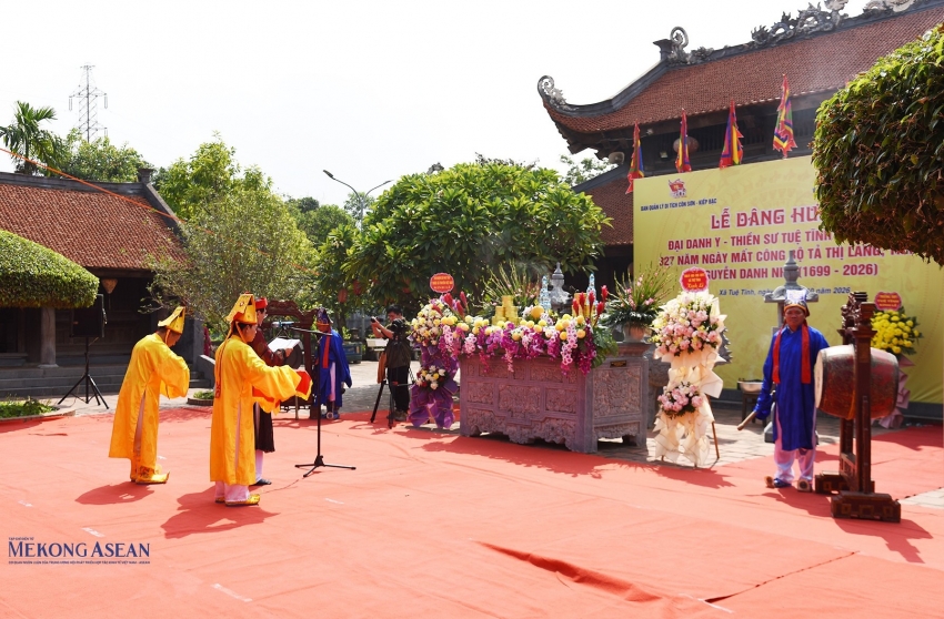 Dâng hương đại danh y Tuệ Tĩnh và tiến sĩ Nguyễn Danh Nho tại đền Bia