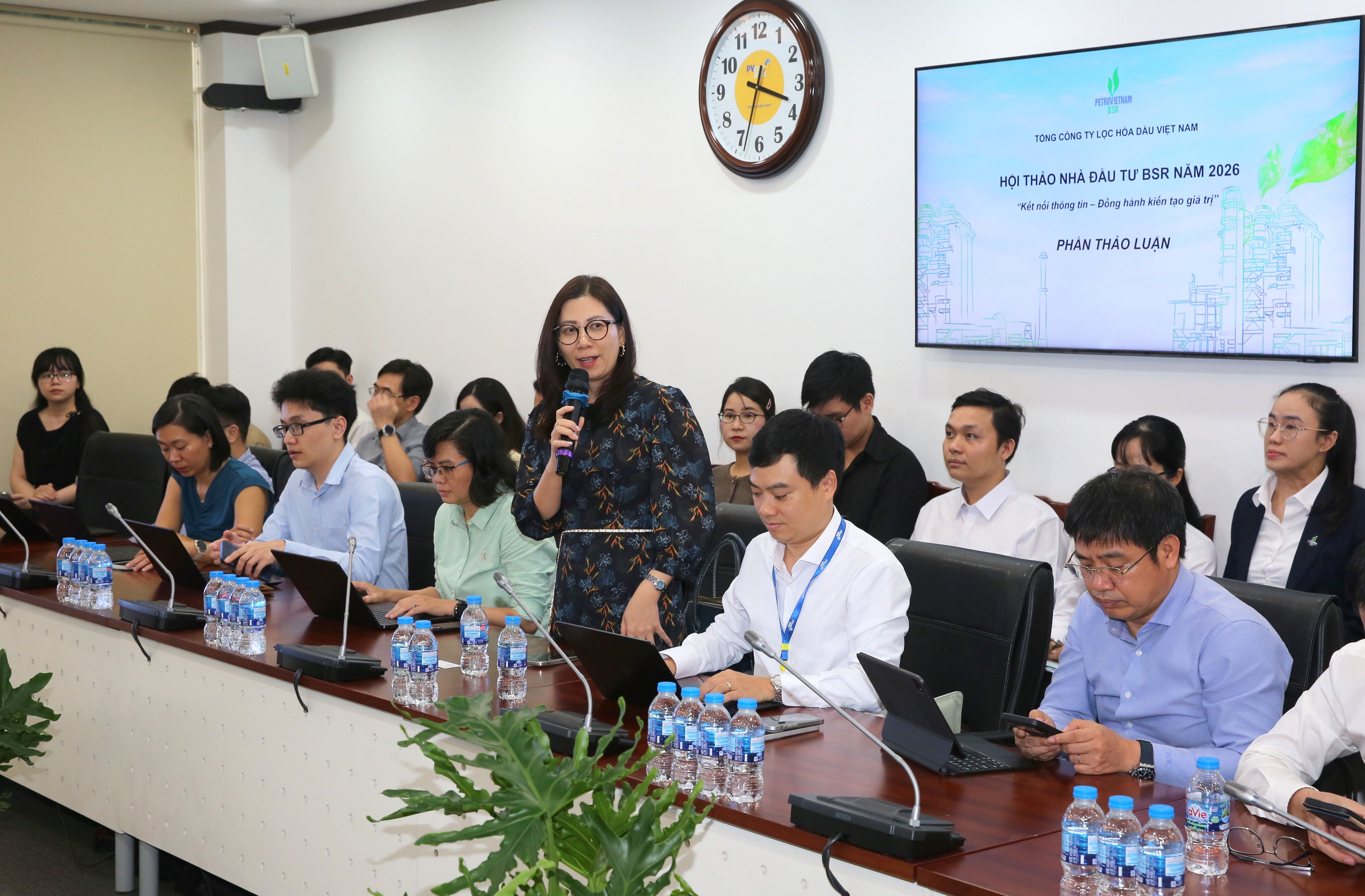 Nhà đầu tư đặt câu hỏi tới BSR tại hội thảo. Ảnh: BSR.