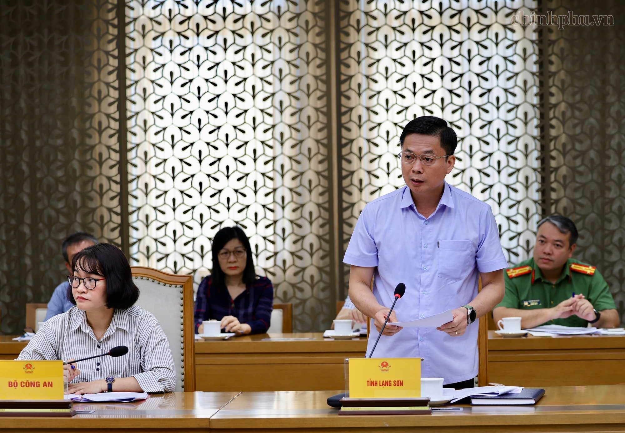 Phó Chủ tịch Thường trực UBND tỉnh Lạng Sơn Đinh Hữu Học báo cáo tại cuộc họp. Ảnh: VGP.